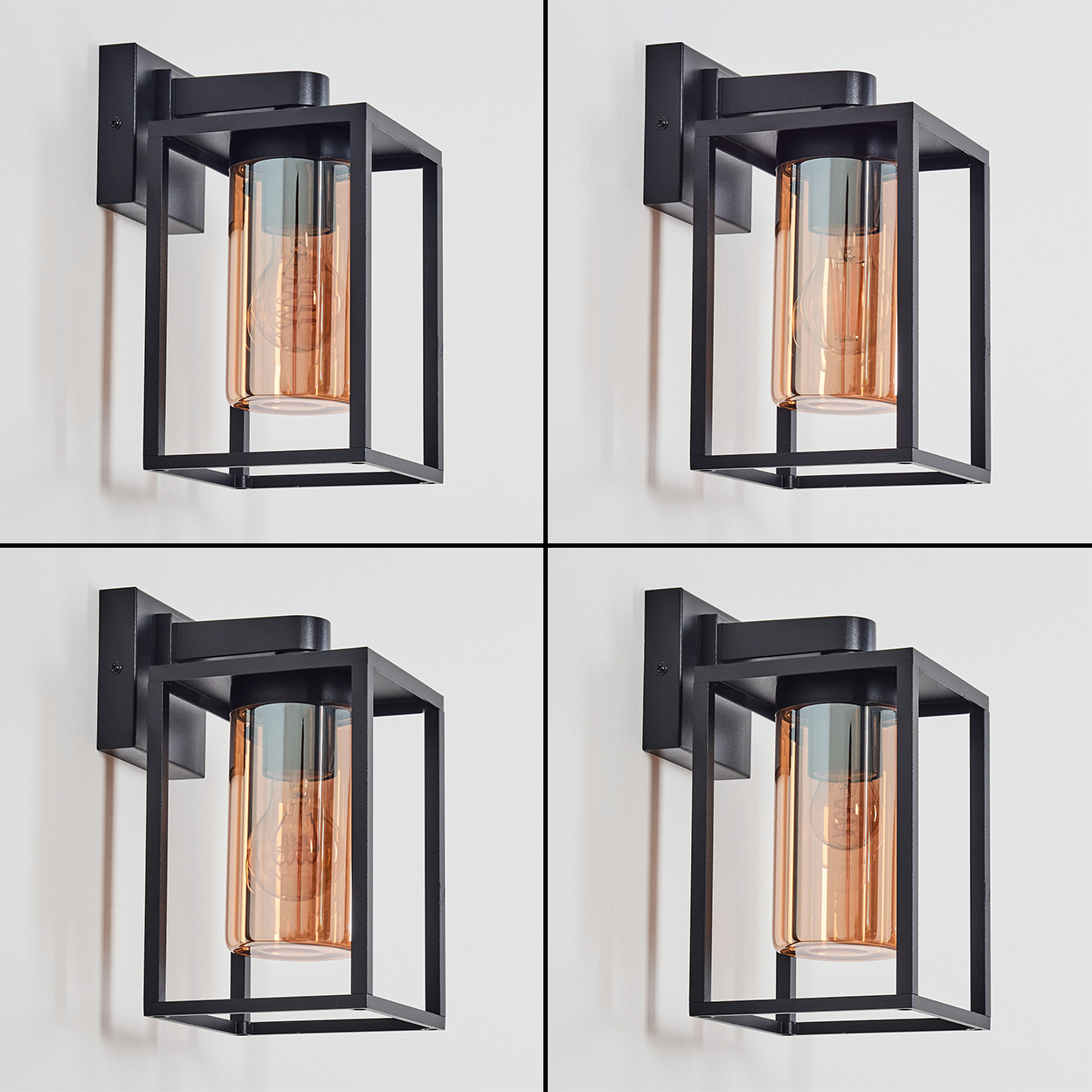Vier schwarze Wandlampen mit bernsteinfarbenem Glas. Jede hat einen quadratischen Rahmen und ist an einer weißen Wand montiert.