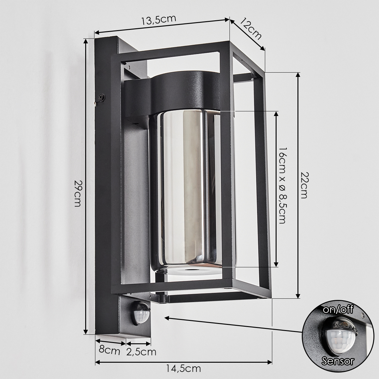 Schwarze Außenwandleuchte mit Maßen. Die Lampe enthält einen Sensor und die Abmessungen sind angegeben. Die Lampe ist an einer weißen Wand montiert.