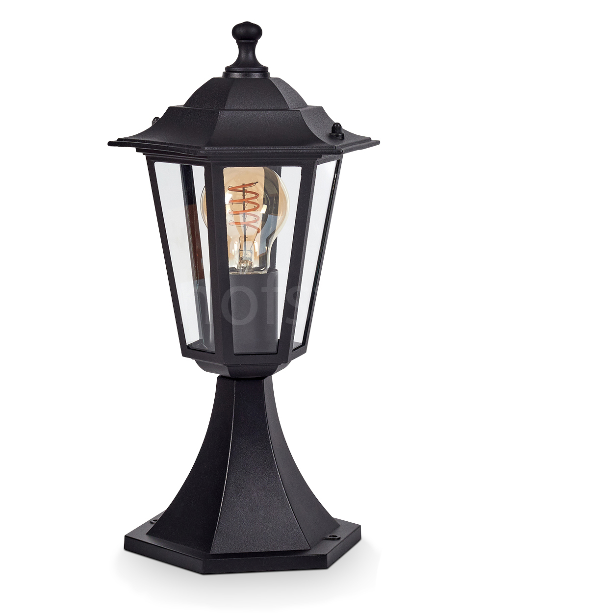 Eine schwarze Außenlampe mit Glasgehäuse. Sie hat ein Vintage-Design, mit einer sichtbaren Glühbirne. Die Lampe steht vor weißem Hintergrund.