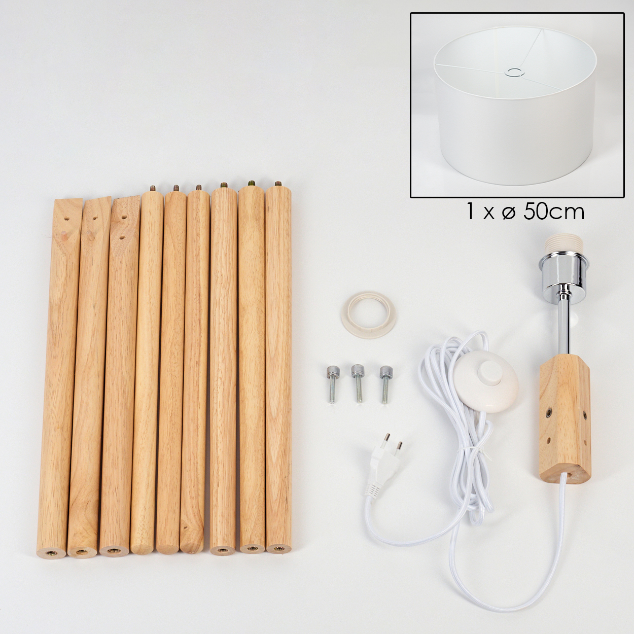 Eine zerlegte Lampe mit Holzbeinen, einem weißen Lampenschirm und elektrischen Komponenten auf weißem Untergrund.