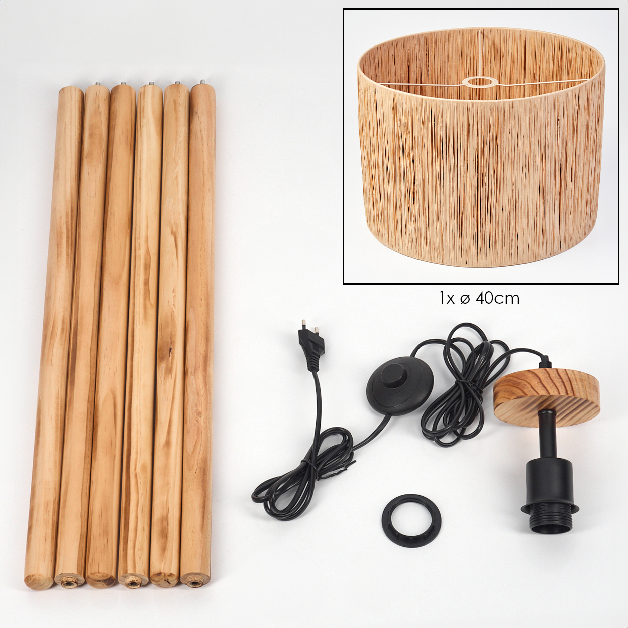 Teile einer Lampe sind ausgelegt: Holzbeine, Lampenschirm, Kabel, Glühbirnenhalter und ein Ring, alles auf weißem Untergrund.