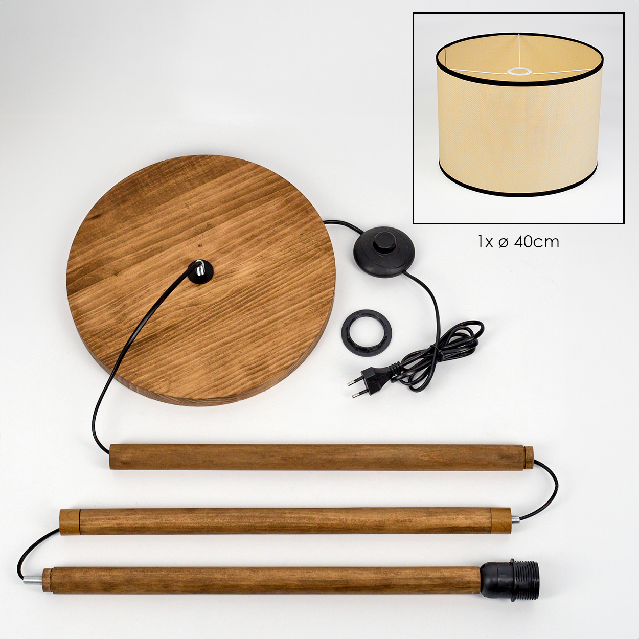 Zerlegte Stehlampe mit Holzsockel, drei Stangen, Schirm und elektrischen Komponenten. Ein 40 cm Schirm wird gezeigt.