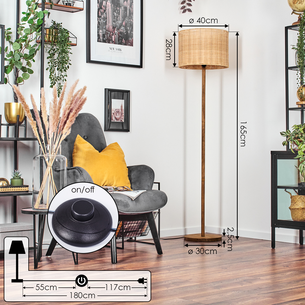 Eine Stehlampe mit Rattanschatten steht neben einem grauen Sessel mit gelbem Kissen. Ein New York-Druck hängt an der Wand.