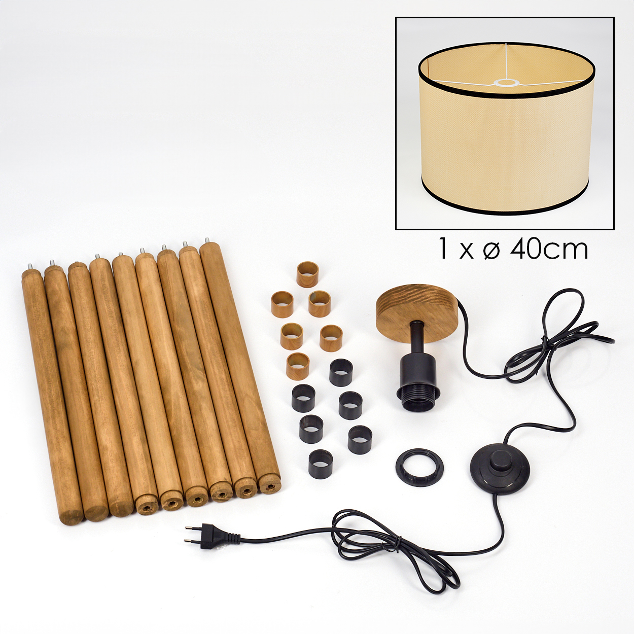 Ein zerlegtes Lampenset. Enthält Holzbeine, einen Lampenschirm, Holz- und schwarze Ringe, eine Lampenfassung und ein Netzkabel.