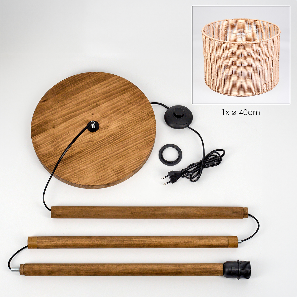 Eine zerlegte Stehlampe mit Holzfuß, Stangen und einem gewebten Lampenschirm. Zu den Komponenten gehören ein Netzkabel, ein Schalter und eine Lampenfassung.