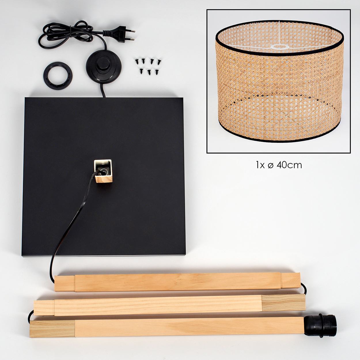 Lampenteile: schwarze Basis, gewebter Lampenschirm, Holzstangen, Kabel, Schalter, Schrauben. Hellbeige Lampenschirm mit schwarzem Rand.