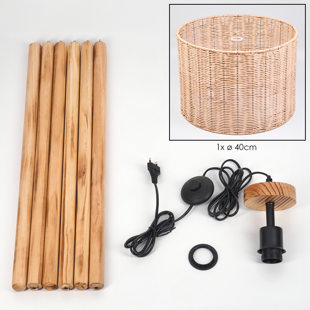 Lampenkomponenten: Holzbeine, Korbschatten, Lampenfassung, Kabel, Dimmer und ein Gummiring. Alles auf weißem Hintergrund.