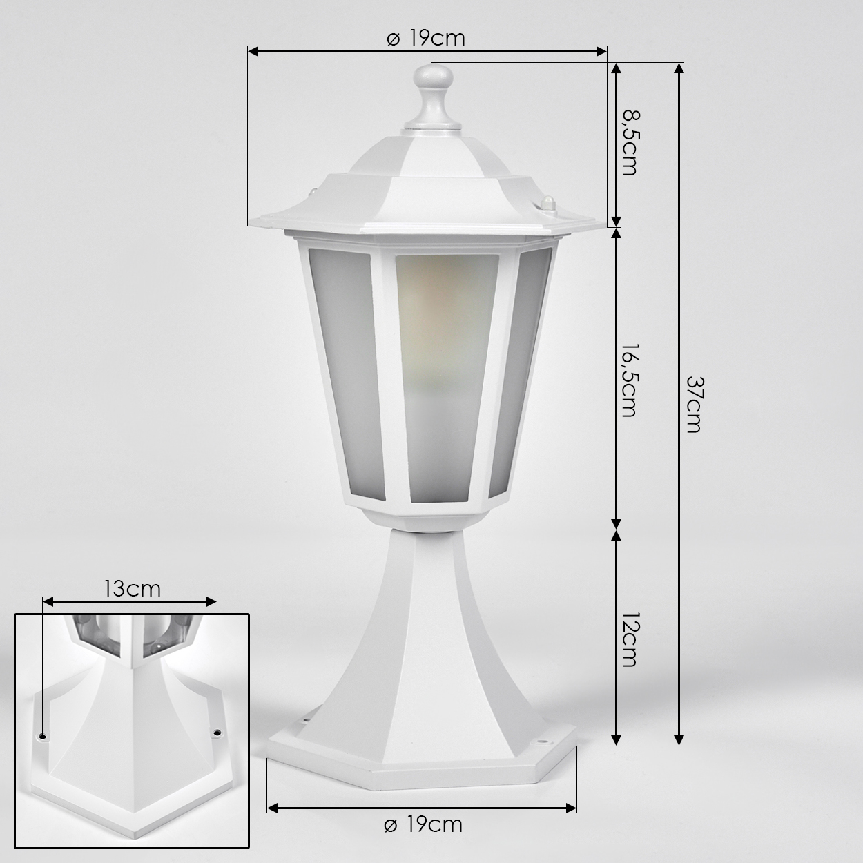 Weiße Außenlampe mit Maßangaben. Die Lampe hat ein Licht in einem Glasgehäuse, das von einem weißen Sockel getragen wird.