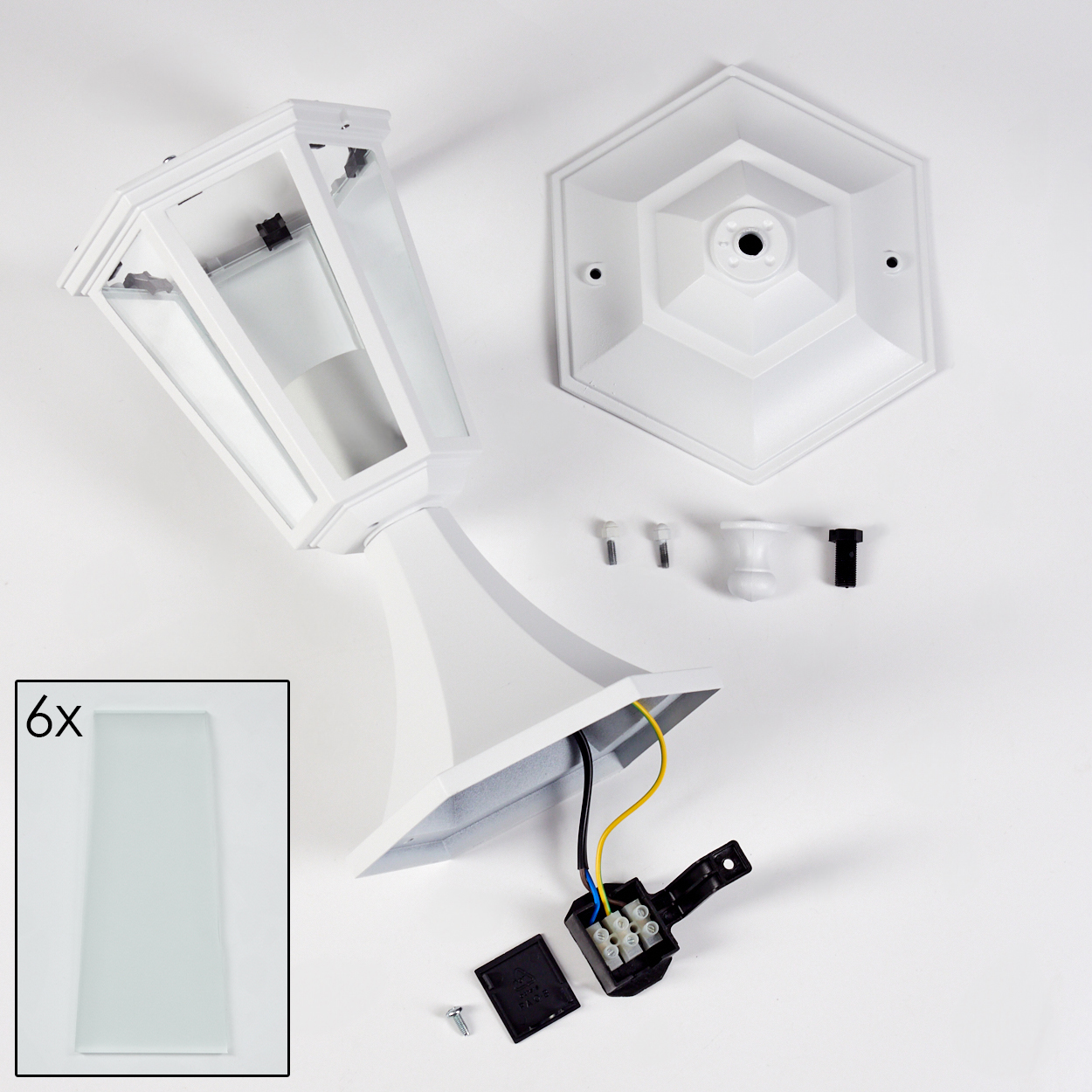 Zerlegte Teile einer weißen Außenlampe auf weißem Grund, inkl. Lampe, Sockel, Schrauben und Glasscheiben. 6 Paneele gezeigt.