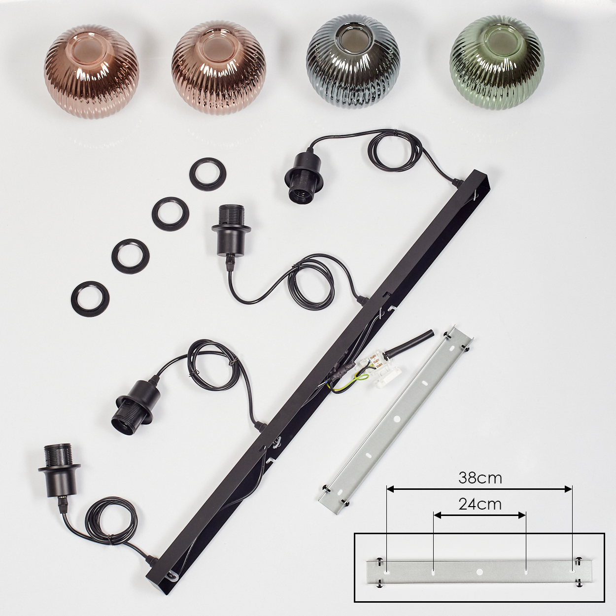 Draufsicht auf Lampenteile: Glasschirme, schwarze Lampenfassungen, schwarzer Balken, Metallhalterung und schwarze Ringe auf weißer Oberfläche.