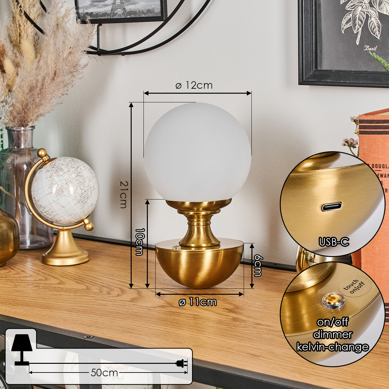 Eine goldene Lampe mit weißem Globus, Details und Abmessungen sind angegeben. Weitere Elemente sind ein Globus, eine Vase mit Trockenblumen und ein gerahmtes Bild.