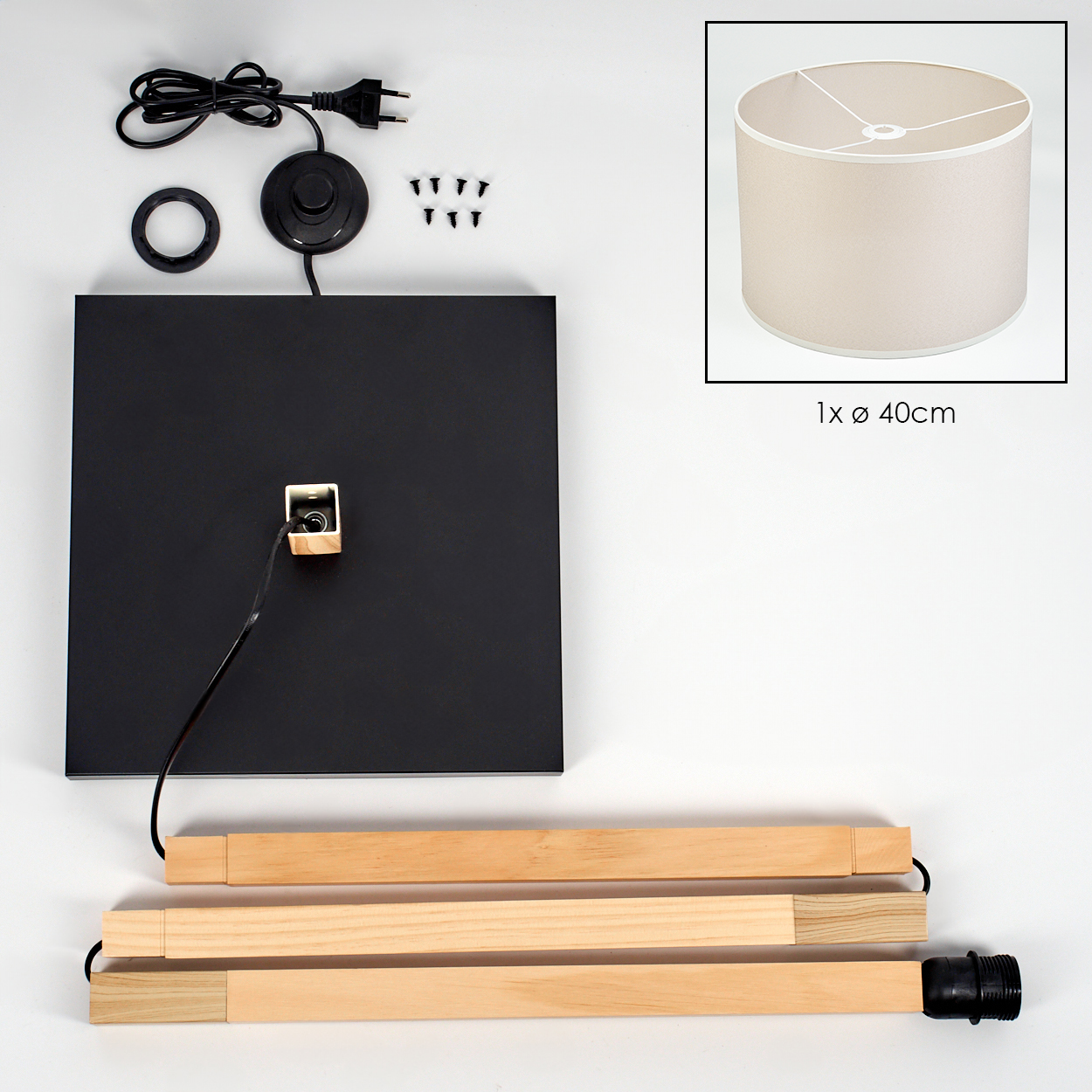 Lampenteile: schwarze Basis, Schirm, Holzstangen, Schrauben, Kabel und Fußschalter. Schirm beige. Weißer Hintergrund.