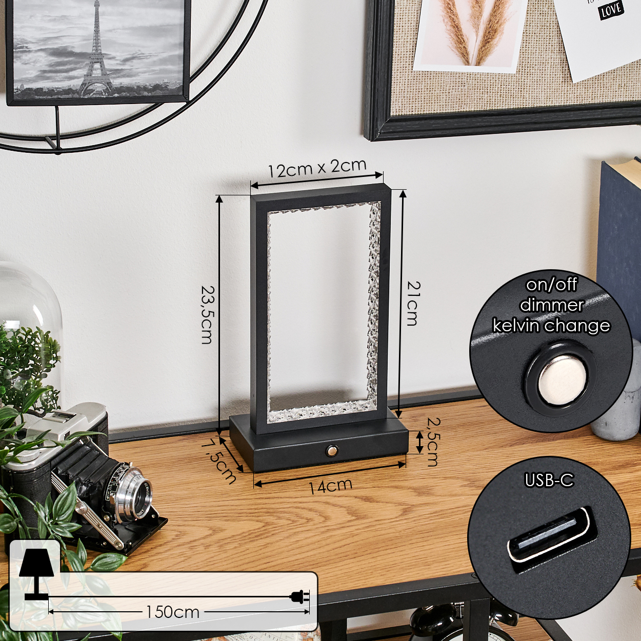 Eine schwarze LED-Lampe mit Rahmen und beschrifteten Abmessungen. Eine Vintage-Kamera und gerahmte Bilder auf Holzoberfläche. USB-C-Anschluss sichtbar.