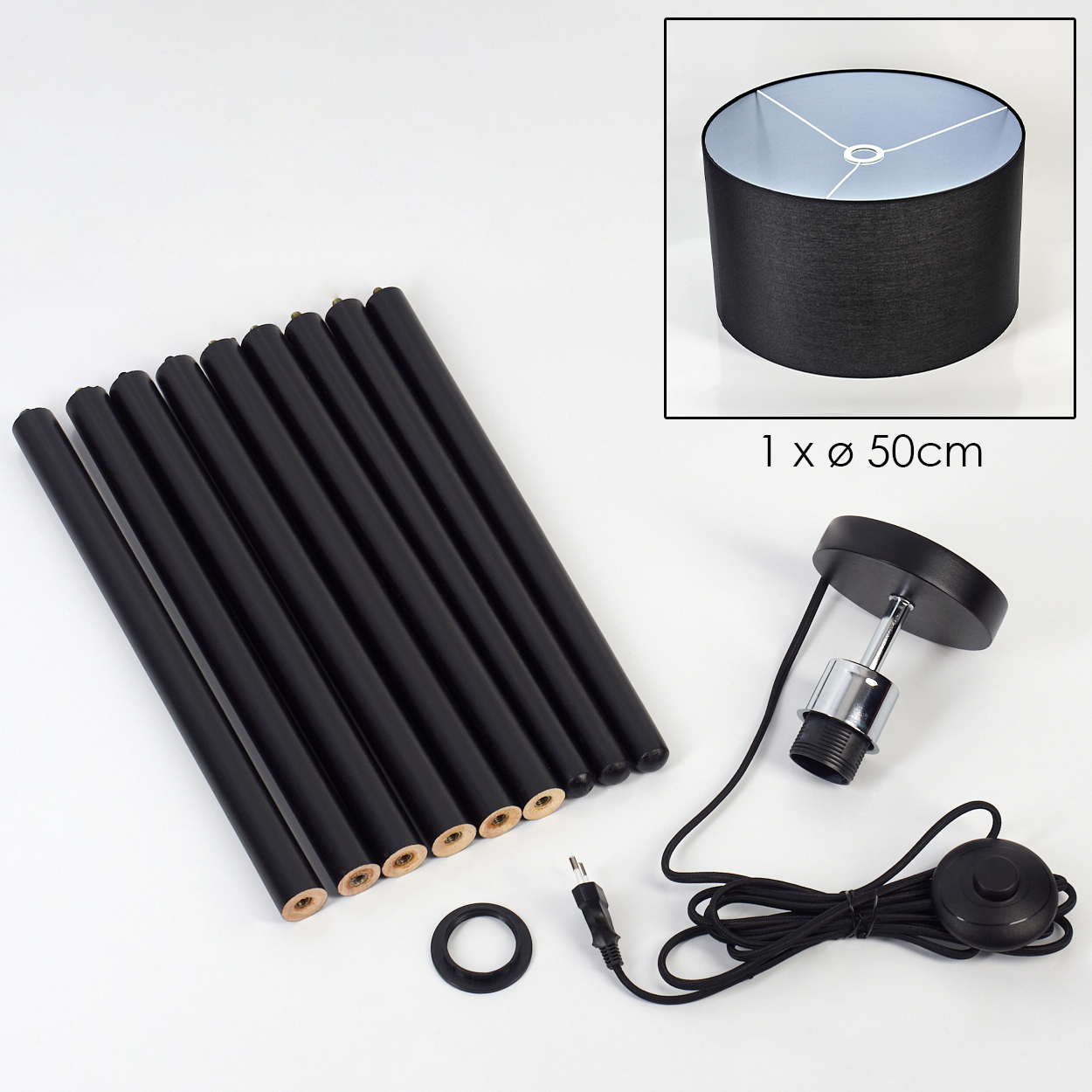 Lampenteile auf Weiß. Enthält schwarze Stangen, Lampenschirm, Sockel, Netzkabel und einen Ring. Der Lampenschirm ist schwarz mit 50 cm Durchmesser.