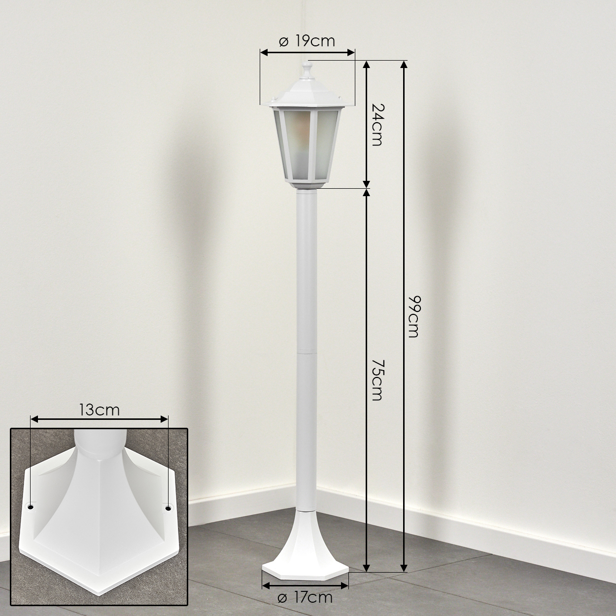 Eine weiße Außenlampe mit beschrifteten Abmessungen. Sie hat einen detaillierten Sockel, eine Stange und einen Kopf mit Licht. Der Hintergrund ist eine Ecke und eine Wand.