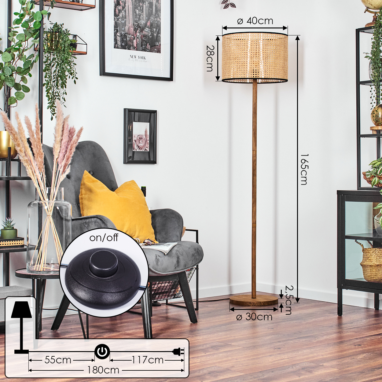 Eine Stehlampe mit gewebtem Lampenschirm steht neben einem grauen Sessel mit gelbem Kissen. Ein schwarz gerahmtes New York-Bild hängt an der Wand.