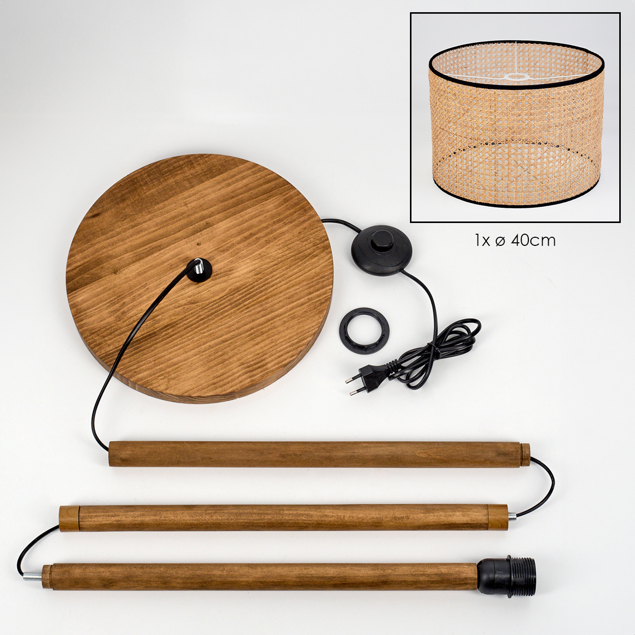 Zerlegte Lampenteile auf Weiß. Enthält Holzsockel, Stangen, elektrische Komponenten und einen gewebten Lampenschirm mit 40 cm Durchmesser.