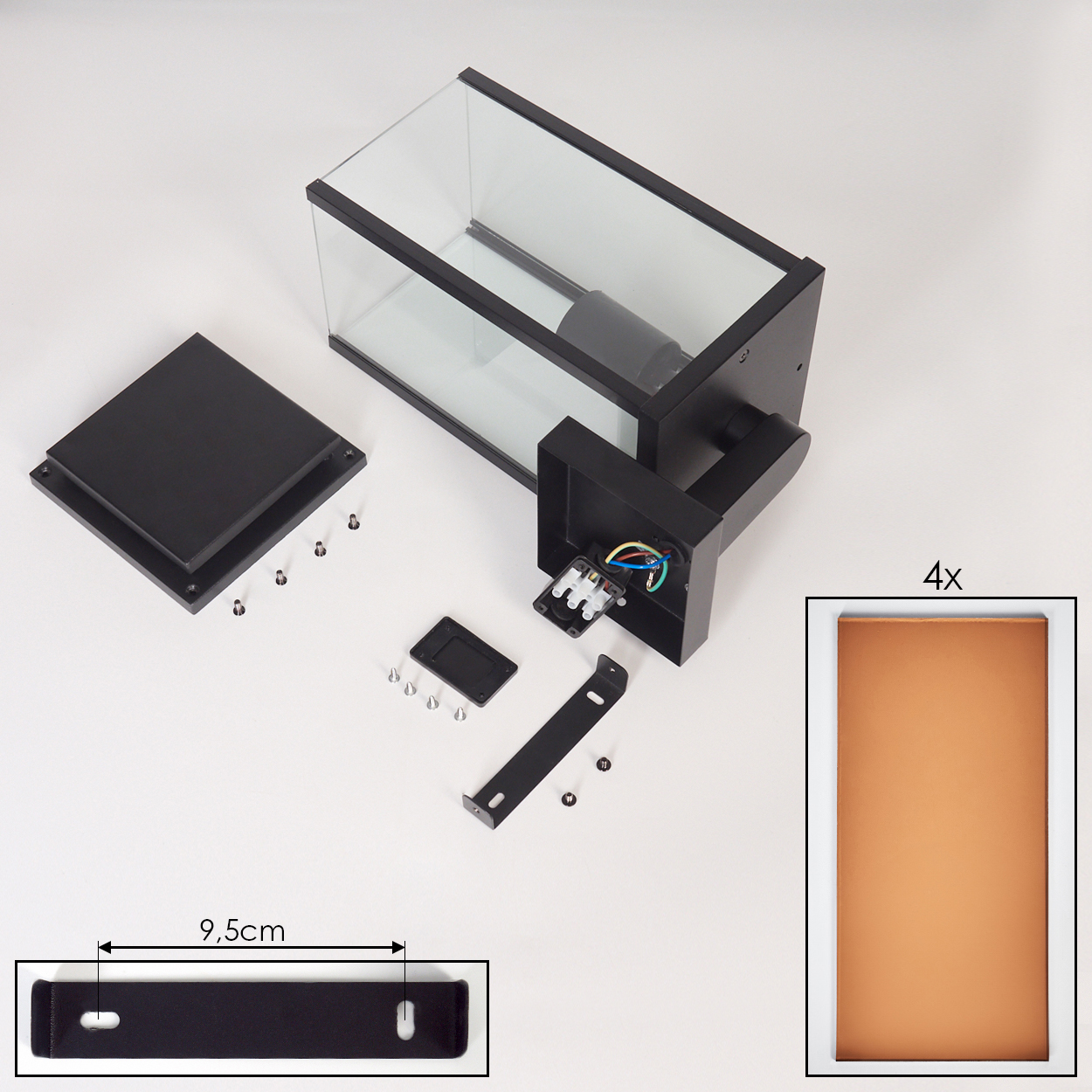 Zerlegte schwarze Außenleuchte mit Glasplatten, mehreren Teilen und einer 9,5 cm langen Halterung.