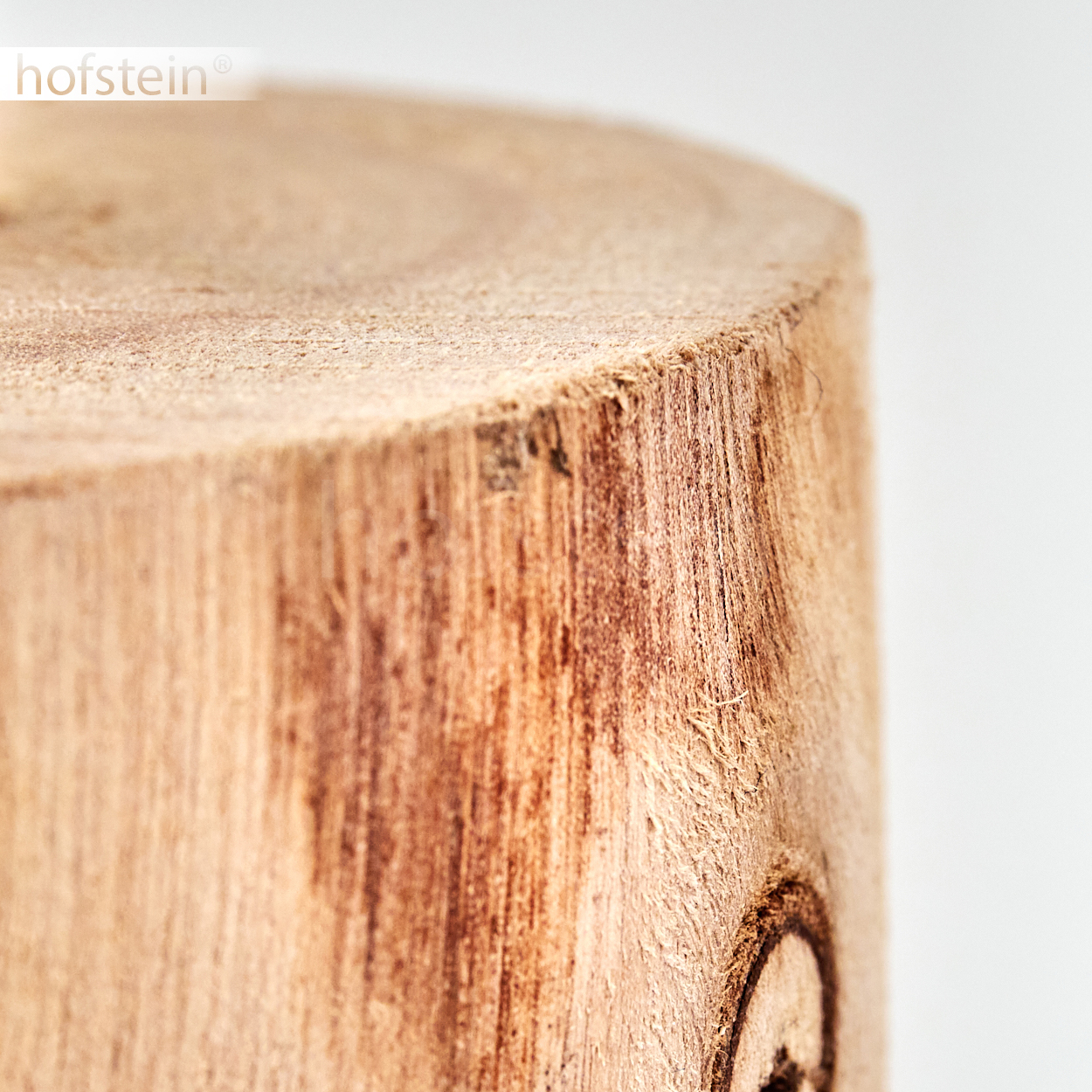 Nahaufnahme eines hellbraunen Holzcylinders mit sichtbarer Maserung. Die Oberseite zeigt eine kreisförmige Oberfläche, die Seite die Holzkante.