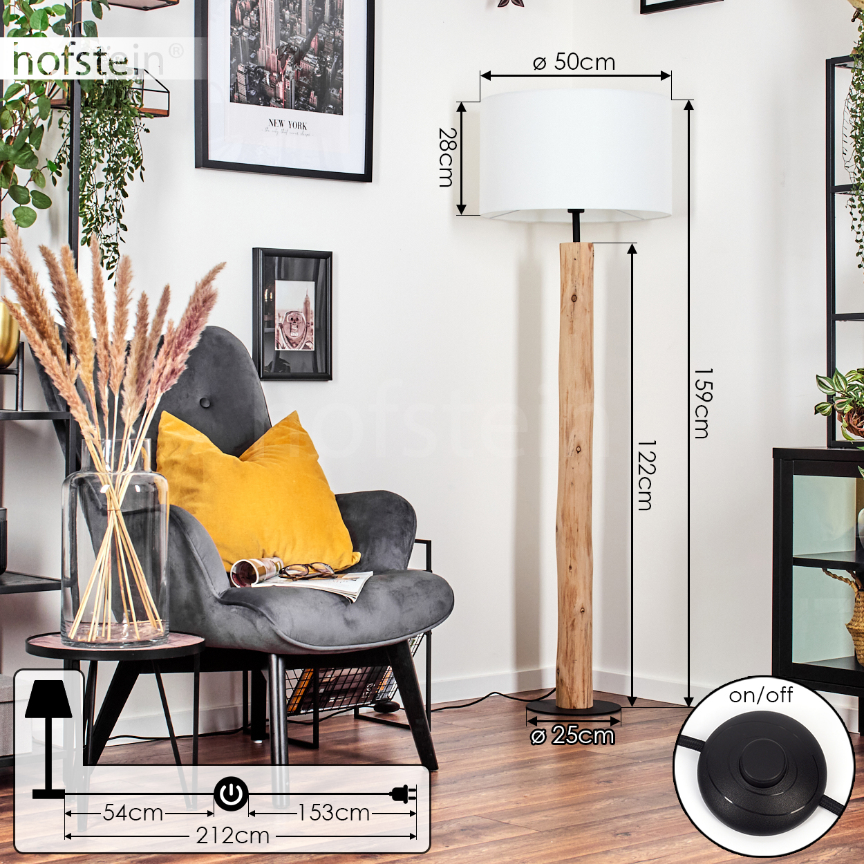 Eine Stehlampe mit weißem Lampenschirm und Holzfuß. Ein grauer Sessel mit gelbem Kissen ist in der Nähe. Im Hintergrund ein New York Poster.