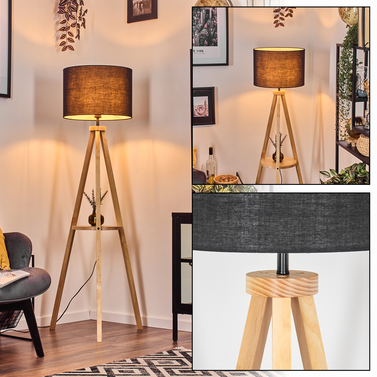 Eine hölzerne Stativ-Stehlampe mit schwarzem Lampenschirm steht in einem Raum. An der Wand hängen Bilder, es gibt einen Stuhl und einen Teppich.
