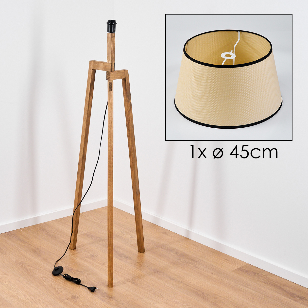 Eine hölzerne Stativ-Stehleuchte mit Lampenschirm in der Ecke. Der Lampenschirm ist beige mit schwarzem Rand und hat eine Größe von 45 cm.