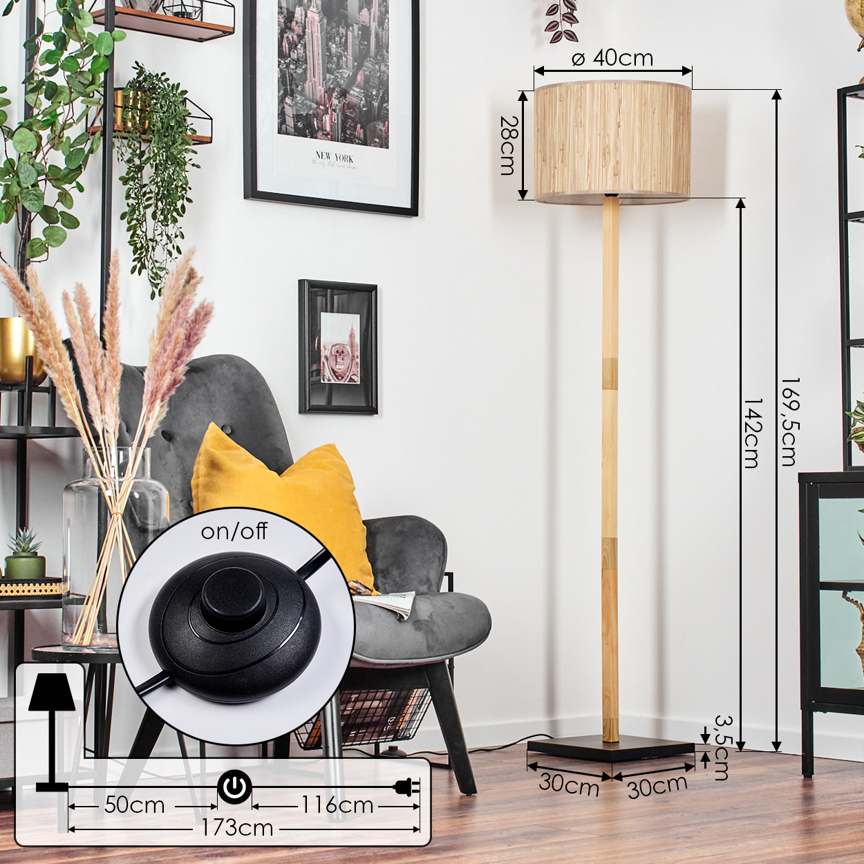 Eine Stehlampe mit beigem Lampenschirm und Holzfuß. Ein grauer Stuhl, ein gelbes Kissen und ein New York-Bild befinden sich in der Nähe.