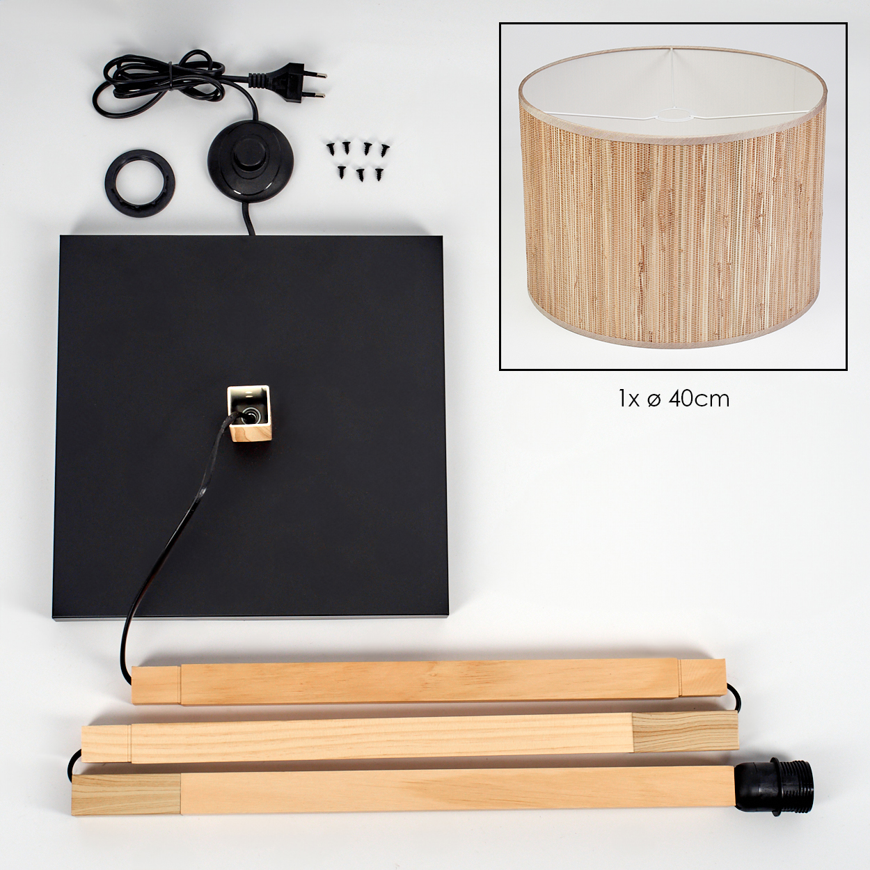 Komponenten für eine Lampe: schwarzer Sockel, Lampenschirm, Holzstützen, Schrauben, elektrische Komponenten und ein Lampenschirm mit 40 cm Durchmesser.