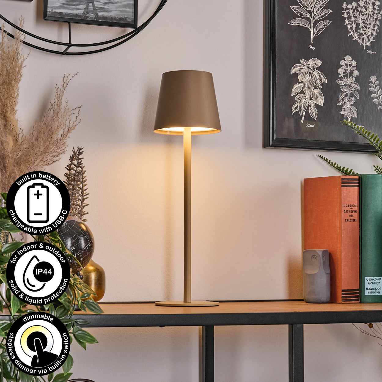 Eine beleuchtete braune Lampe auf einem Regal mit Büchern, einem Globus und gerahmter Kunst. Symbole weisen auf Funktionen wie USB-Aufladung hin.