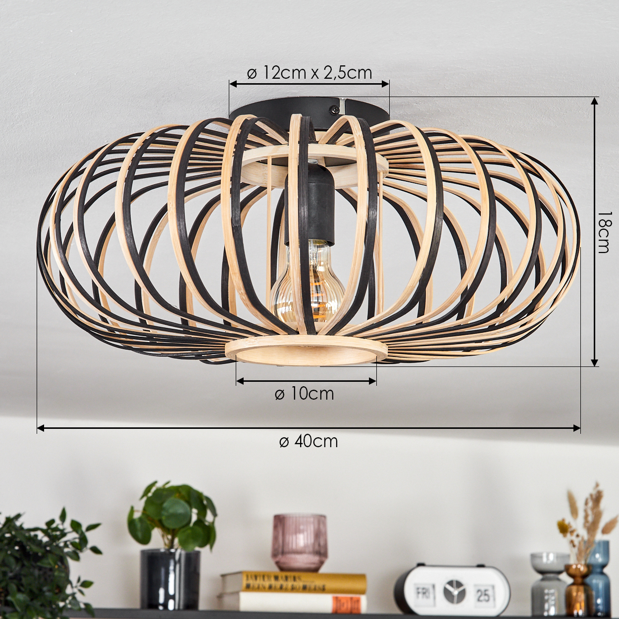 Eine Holzdeckenlampe mit schwarzen Akzenten und einer Glühbirne. Abmessungen sind angegeben. Darunter ein Regal mit Pflanzen und Dekoration.