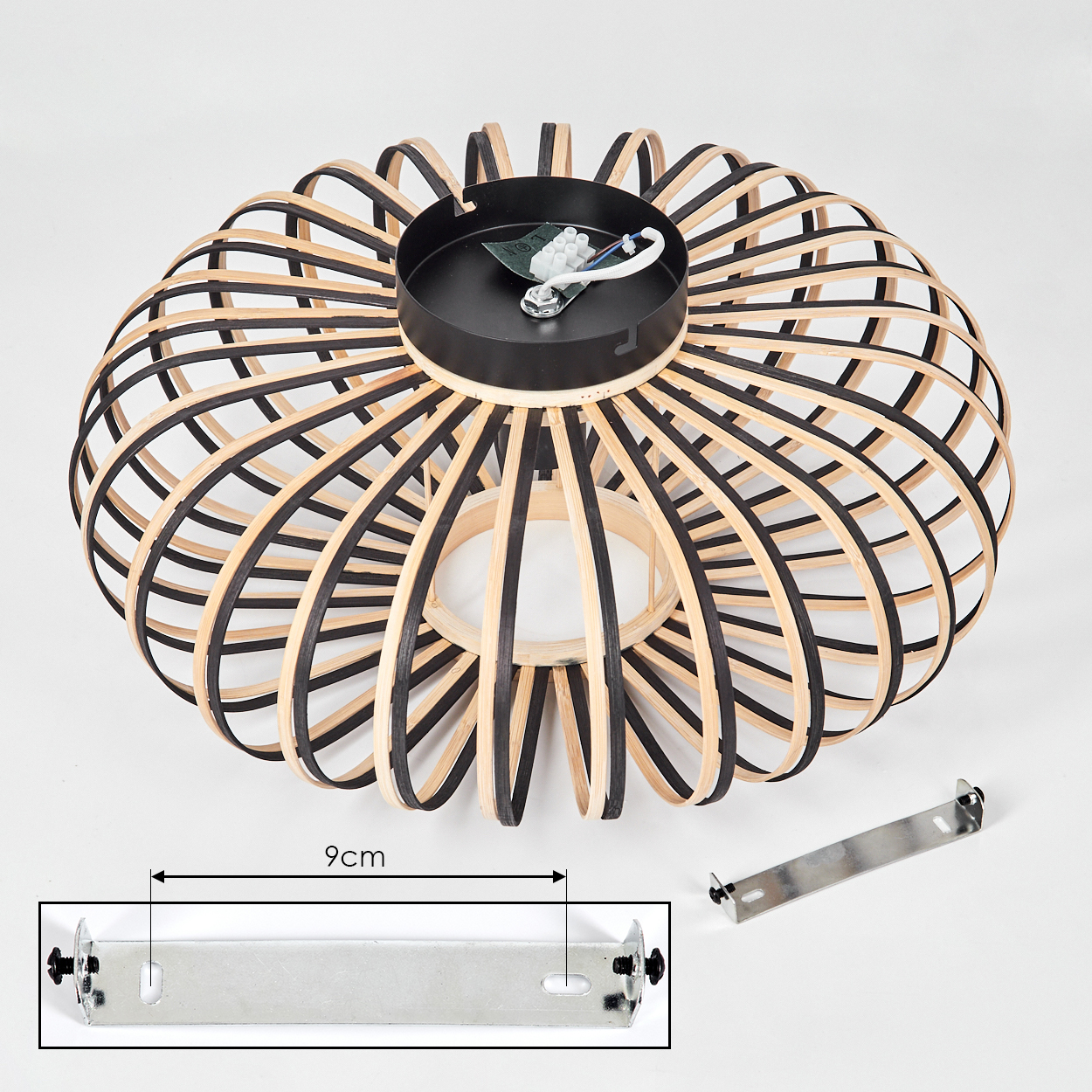 Eine dekorative Deckenlampe mit schwarzem Oberteil und einer holzartigen, käfigartigen Struktur. Unten befindet sich eine Metallhalterung. Die Lampe ist 9 cm breit.
