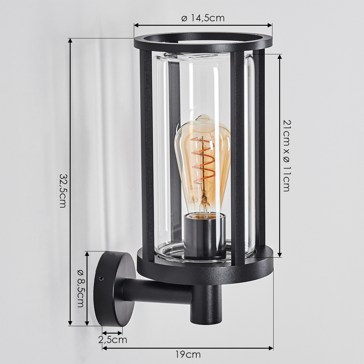 Schwarze Wandlampe mit Glaszylinder und sichtbarer Glühbirne. Abmessungen werden mit Pfeilen und Messungen angegeben.
