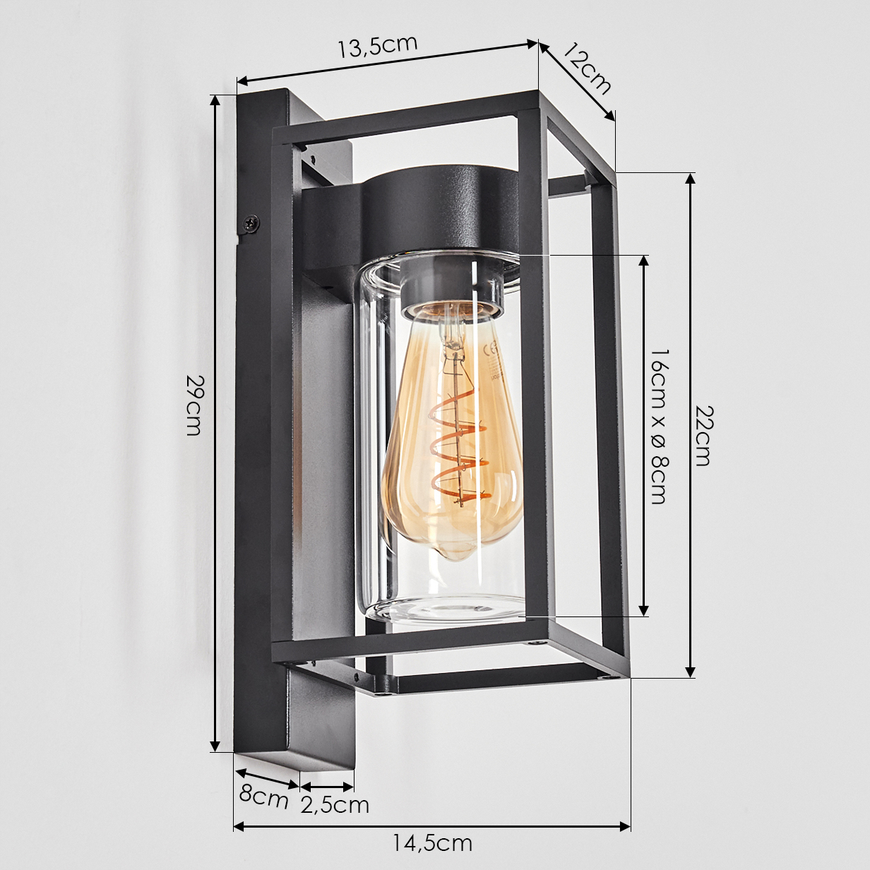 Schwarze Außenwandleuchte mit klarer Glaseinfassung. Die Lampe enthält eine Glühbirne mit orangefarbenem Glühfaden, Abmessungen sind angegeben.