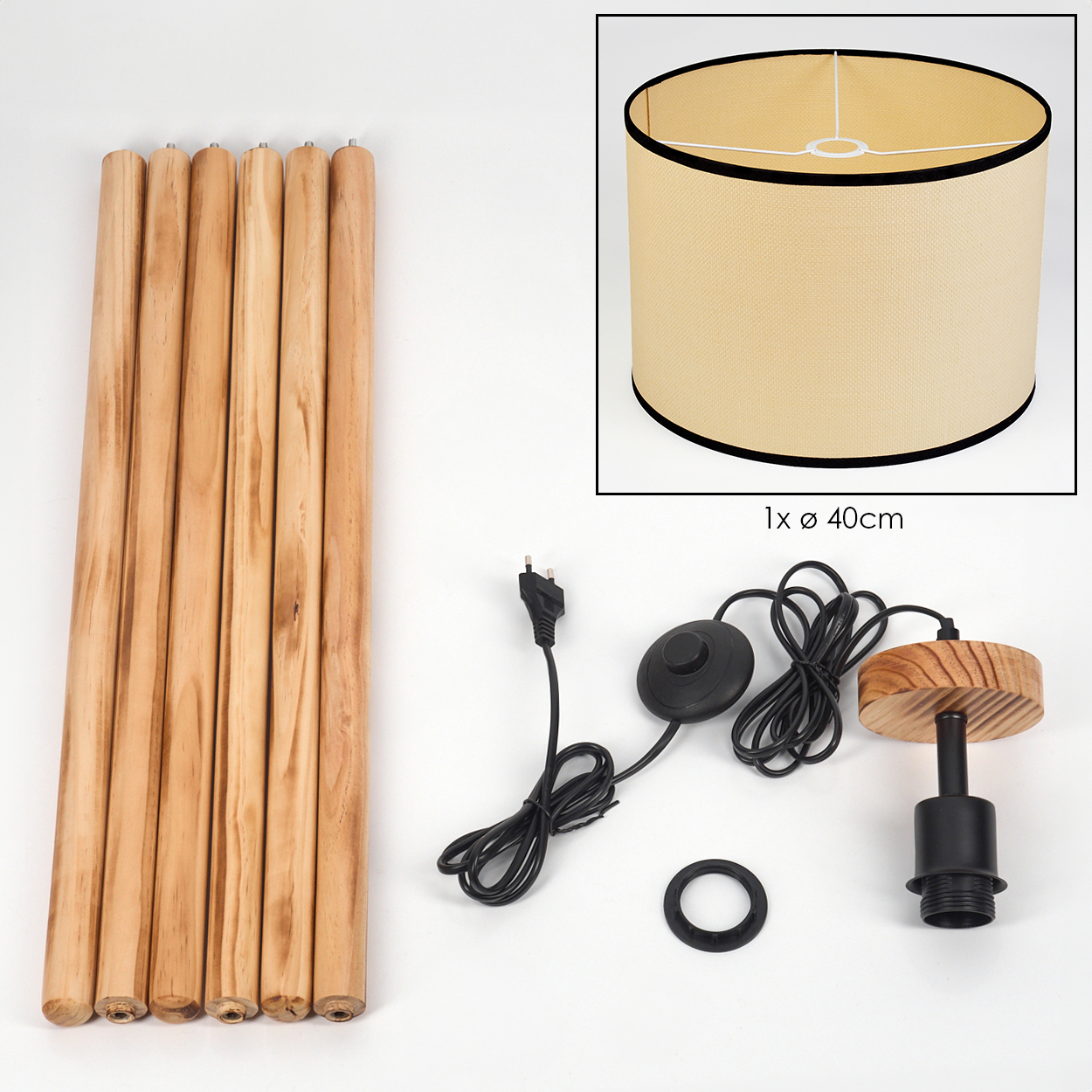 Lampenkomponenten: Holzbeine, Lampenschirm, Netzkabel, Fußschalter, Lampenfassung und Ring. Alles auf weißem Hintergrund.