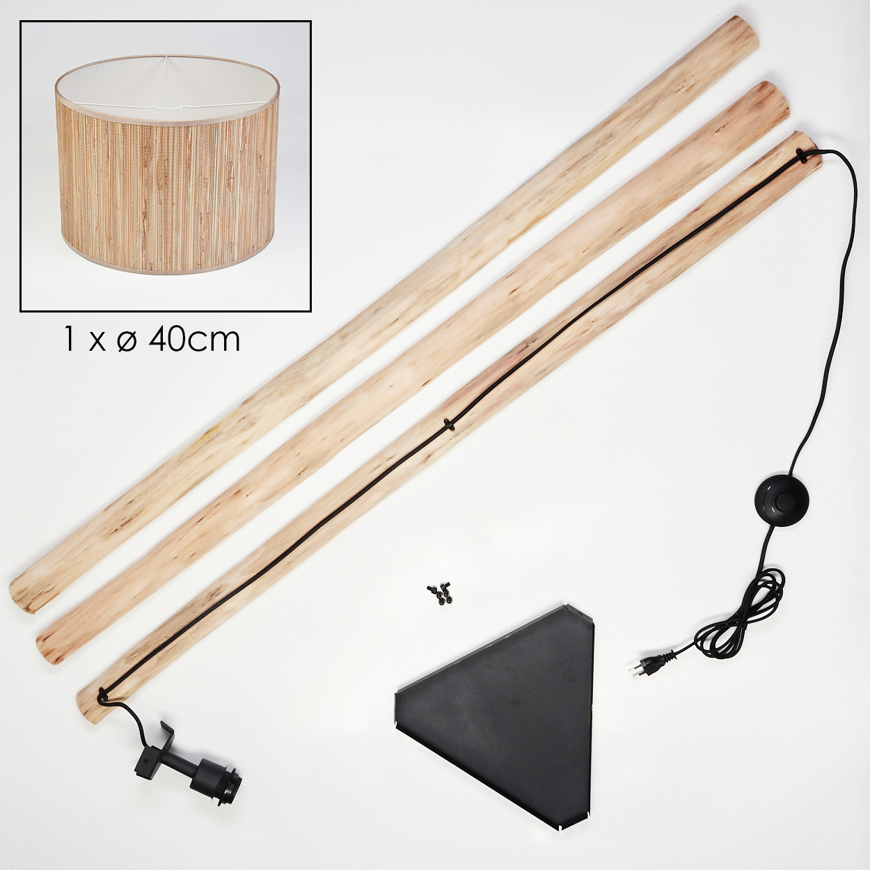 Zusammengebaute Lampenteile auf Weiß. Enthält Holzstangen, Lampenschirm, schwarzen Sockel, Kabel und Schrauben.