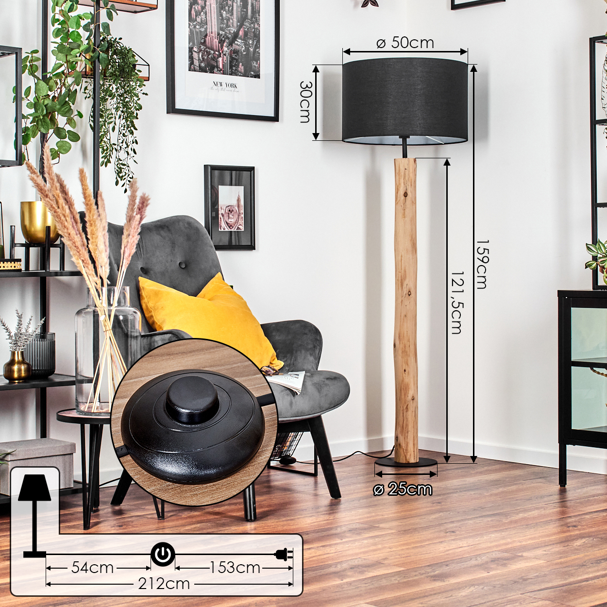 Eine Wohnzimmerszene mit Stehlampe, Sessel und Dekorationsartikeln. Die Lampe hat einen schwarzen Schirm und Holzfuß, neben einem dunklen Sessel.