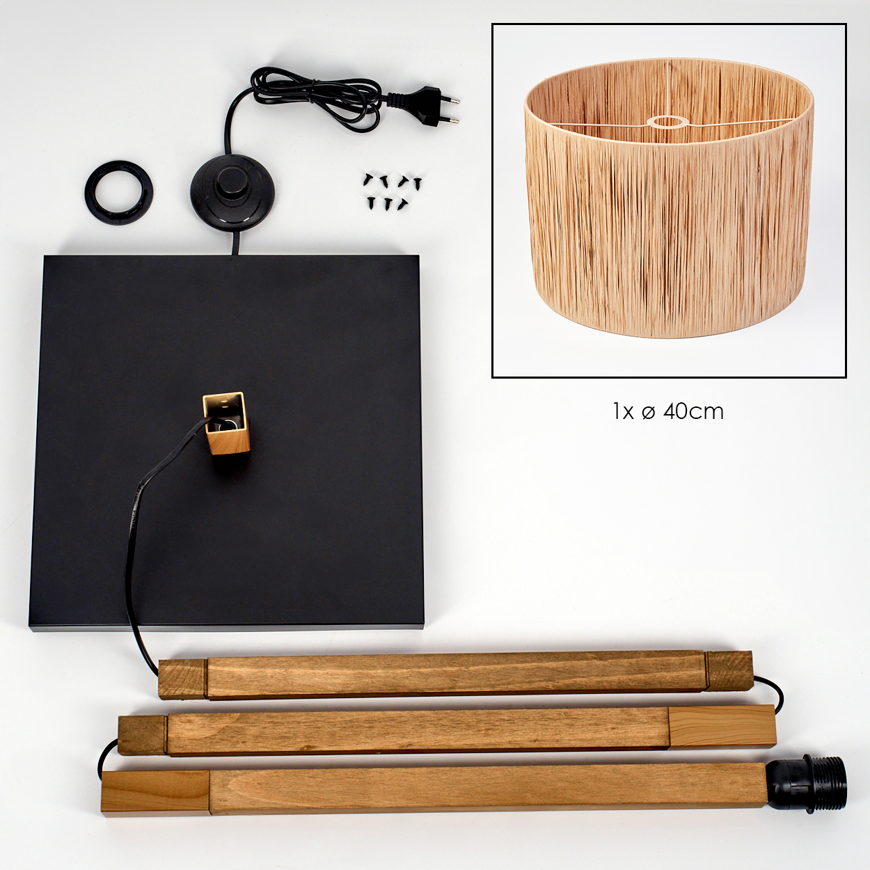 Lampenteile: schwarzer Sockel, Holzstäbe, Lampenschirm, Schrauben und Netzkabel. Ein Lampenschirm mit 40 cm Durchmesser ist ebenfalls vorhanden.
