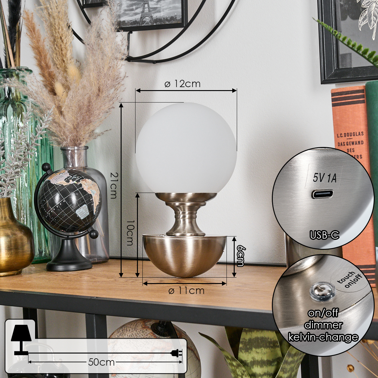 Eine dekorative Lampe mit weißem, kugelförmigem Glasschirm steht auf einem Regal. Abmessungen sind für Höhe und Durchmesser angegeben. Globus und Bücher.