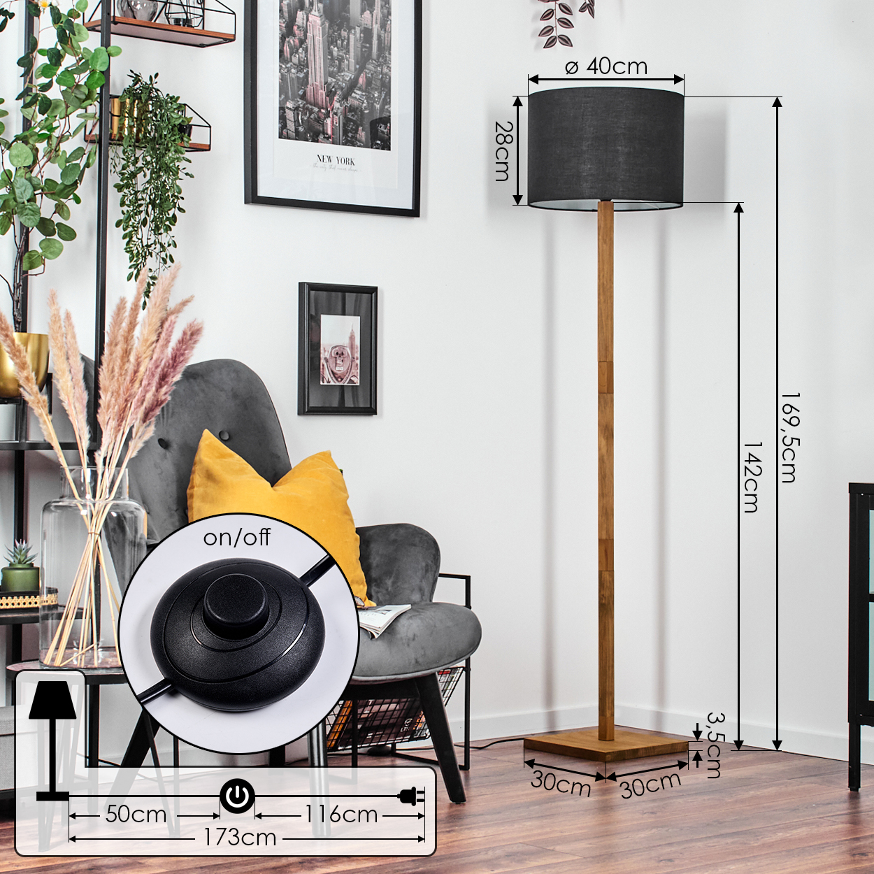 Eine Stehlampe mit dunklem Lampenschirm steht in einem Raum. Maße sind angegeben. Ein grauer Stuhl und ein Bild sind im Hintergrund.