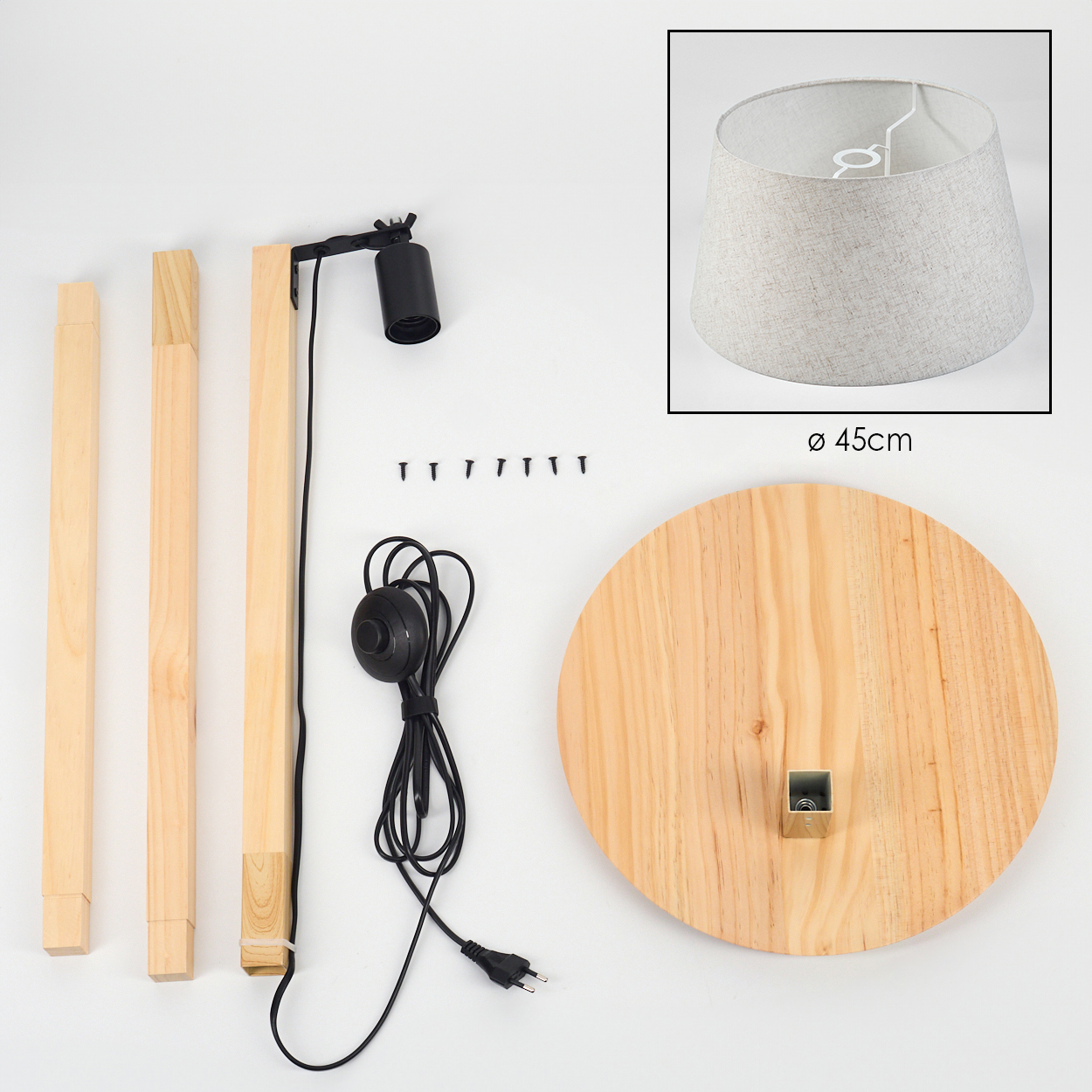 Zerlegte Teile einer Stehlampe aus Holz: Sockel, Holzbeine, Lampenkopf, Lampenschirm, Schrauben und Netzkabel.