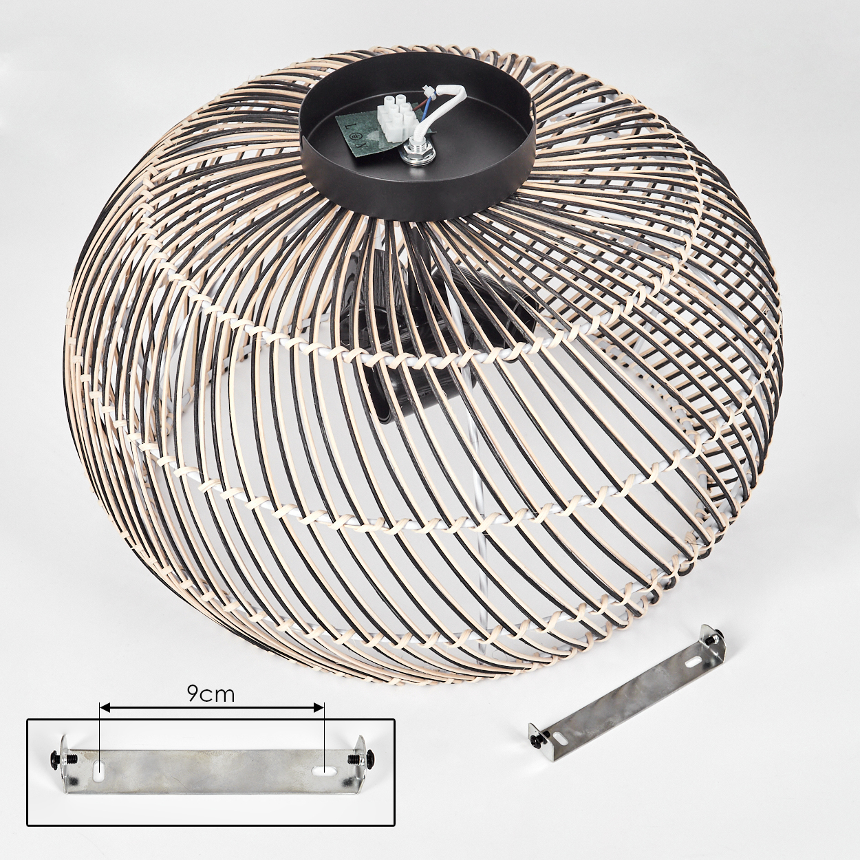 Ein gewebter Lampenschirm aus Rattan mit schwarzem Oberteil, Metallhalterung und einer Messung von 9 cm.