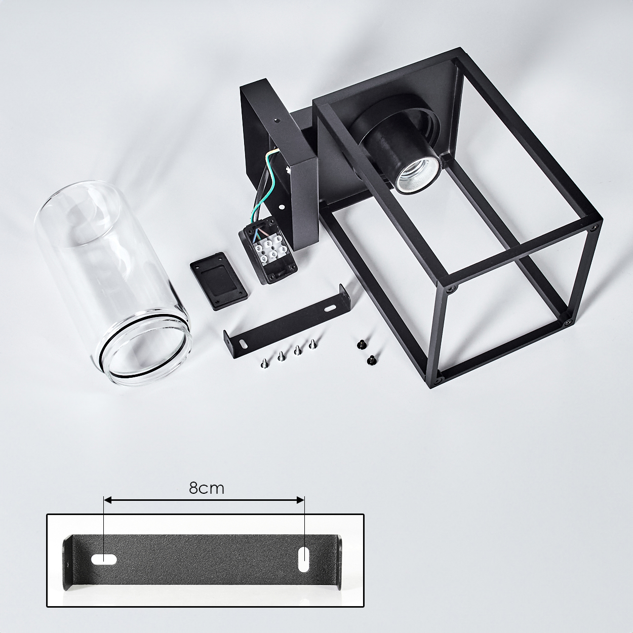 Schwarz zerlegte quadratische Lampe mit Glaskylinder, Halterung, Schrauben und Verkabelung. Eine Halterung ist 8 cm lang.