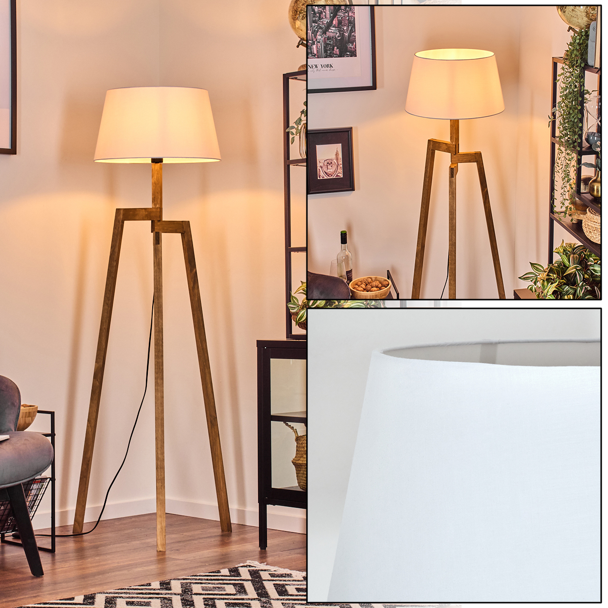 Eine Stehlampe mit Holzstativ und weißem Lampenschirm steht in einem Raum. Im Hintergrund ein Regal mit Deko und Pflanzen.
