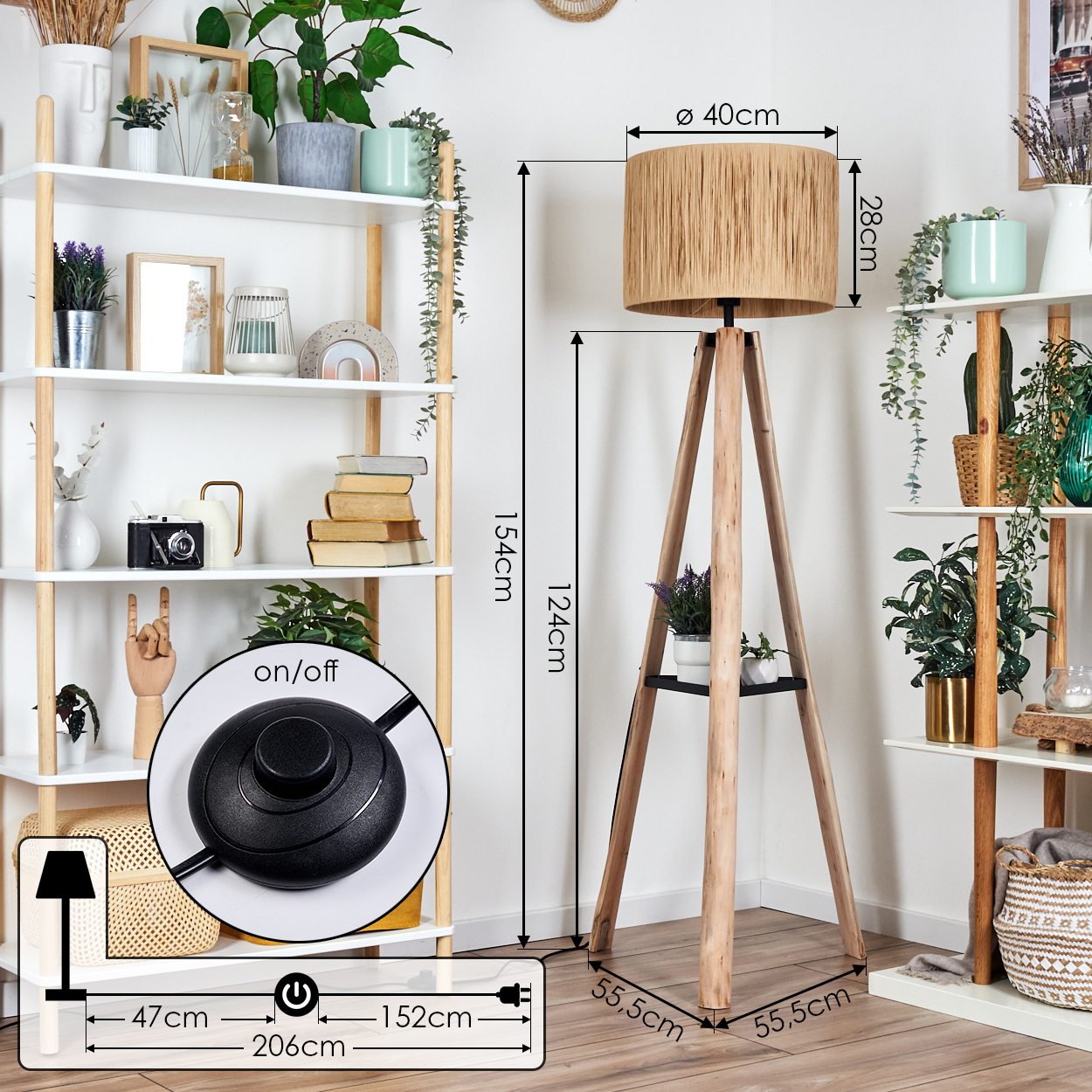 Eine Holz-Dreibein-Stehlampe mit gewebtem Lampenschirm steht neben einem weißen Regal mit Pflanzen und Dekor. Abmessungen sind angegeben.
