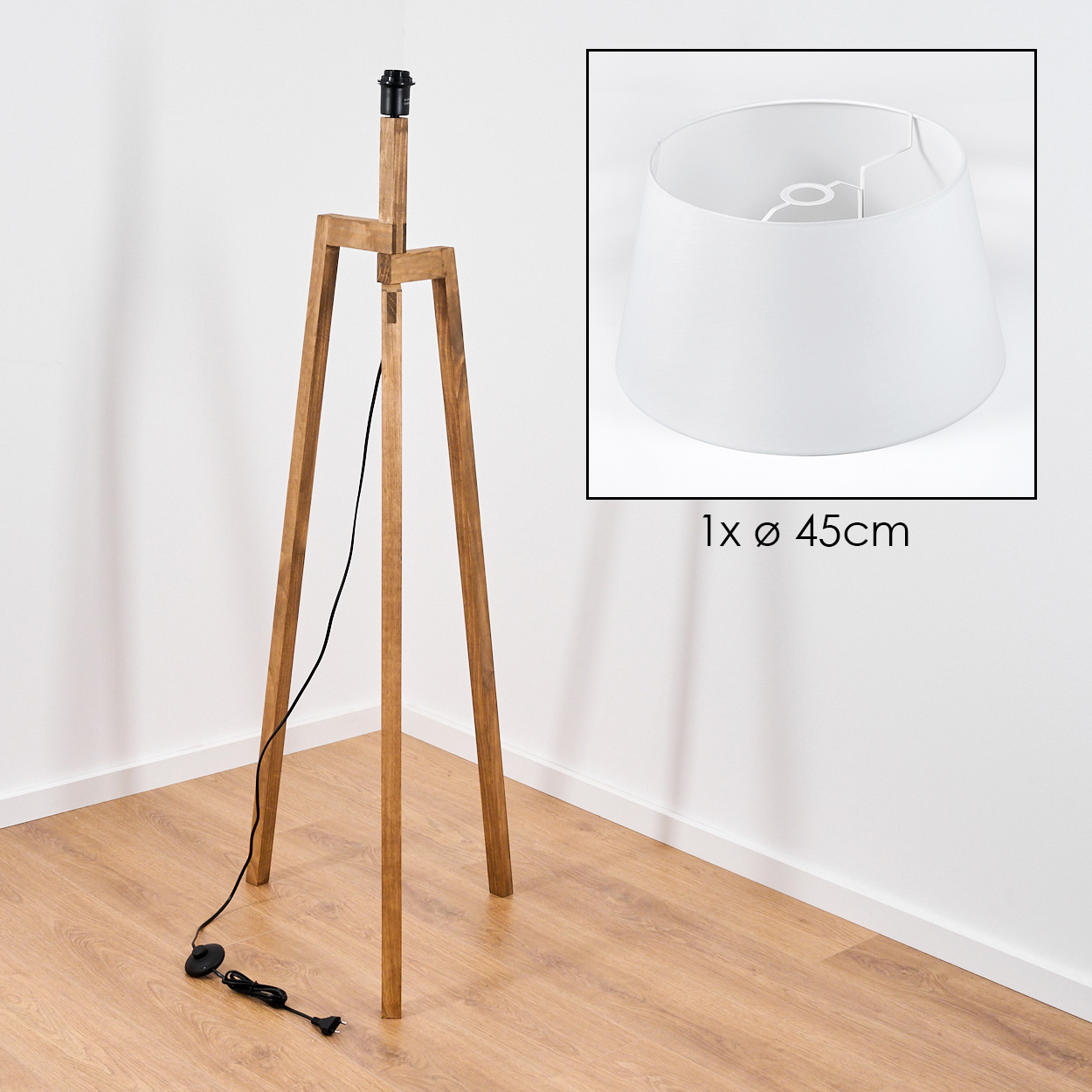 Eine hölzerne Stativ-Stehlampe mit schwarzem Kabel und Stecker. Ein weißer Lampenschirm wird zusammen mit seiner Größe gezeigt.