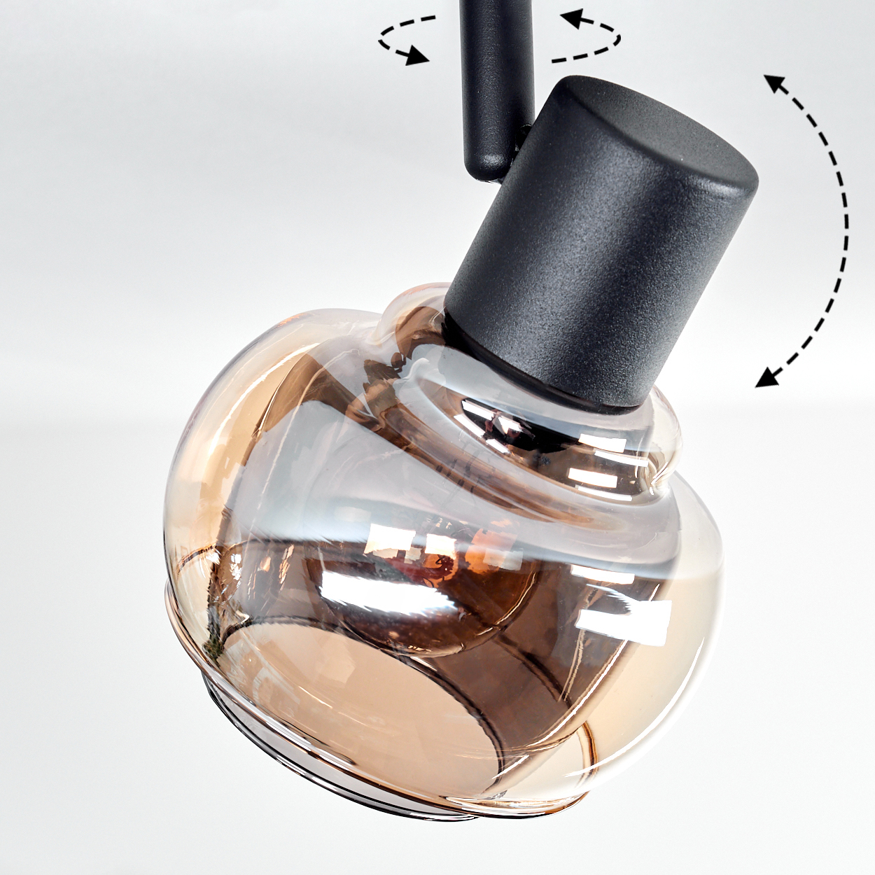Eine moderne Lampe mit schwarzer Halterung und einem klaren, bernsteinfarbenen Glasschirm. Pfeile zeigen Drehbewegungen auf weißem Hintergrund.