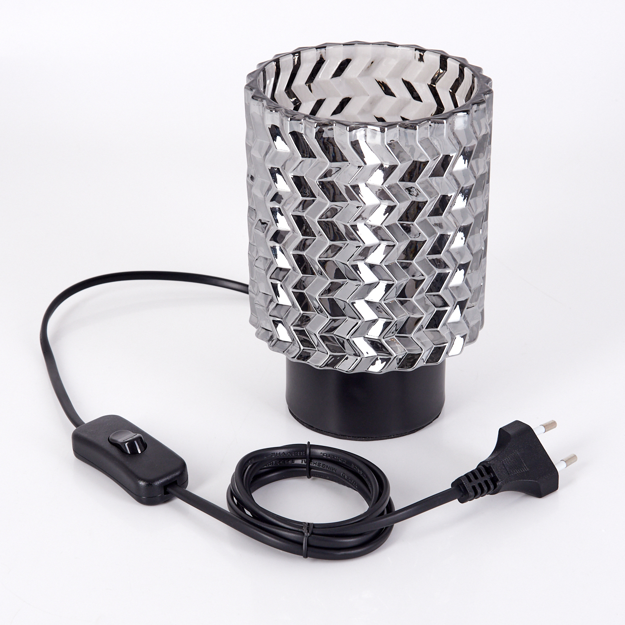 Eine dekorative Lampe mit silbernem Schirm, schwarzem Sockel und Netzkabel mit Schalter und Stecker auf weißem Untergrund.