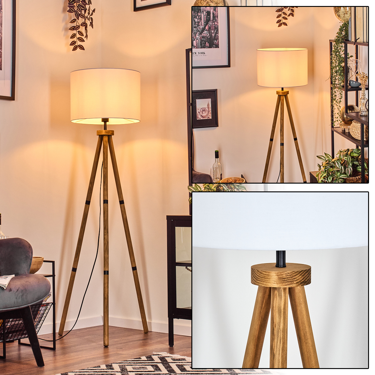 Eine hölzerne Stativ-Stehlampe mit weißem Lampenschirm steht in einem Raum mit Dekoration. Der Hintergrund zeigt Kunst und Regale.
