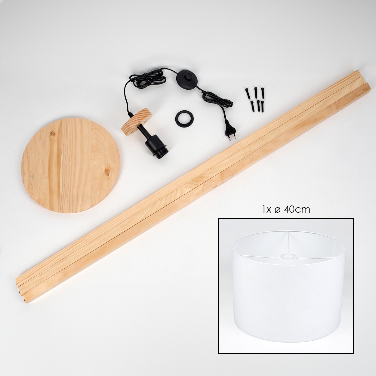 Lampenkomponenten: Holzsockel, Rahmen, Lampenschirm, schwarzes Kabel, Schrauben und weißer Lampenschirm auf weißem Grund.