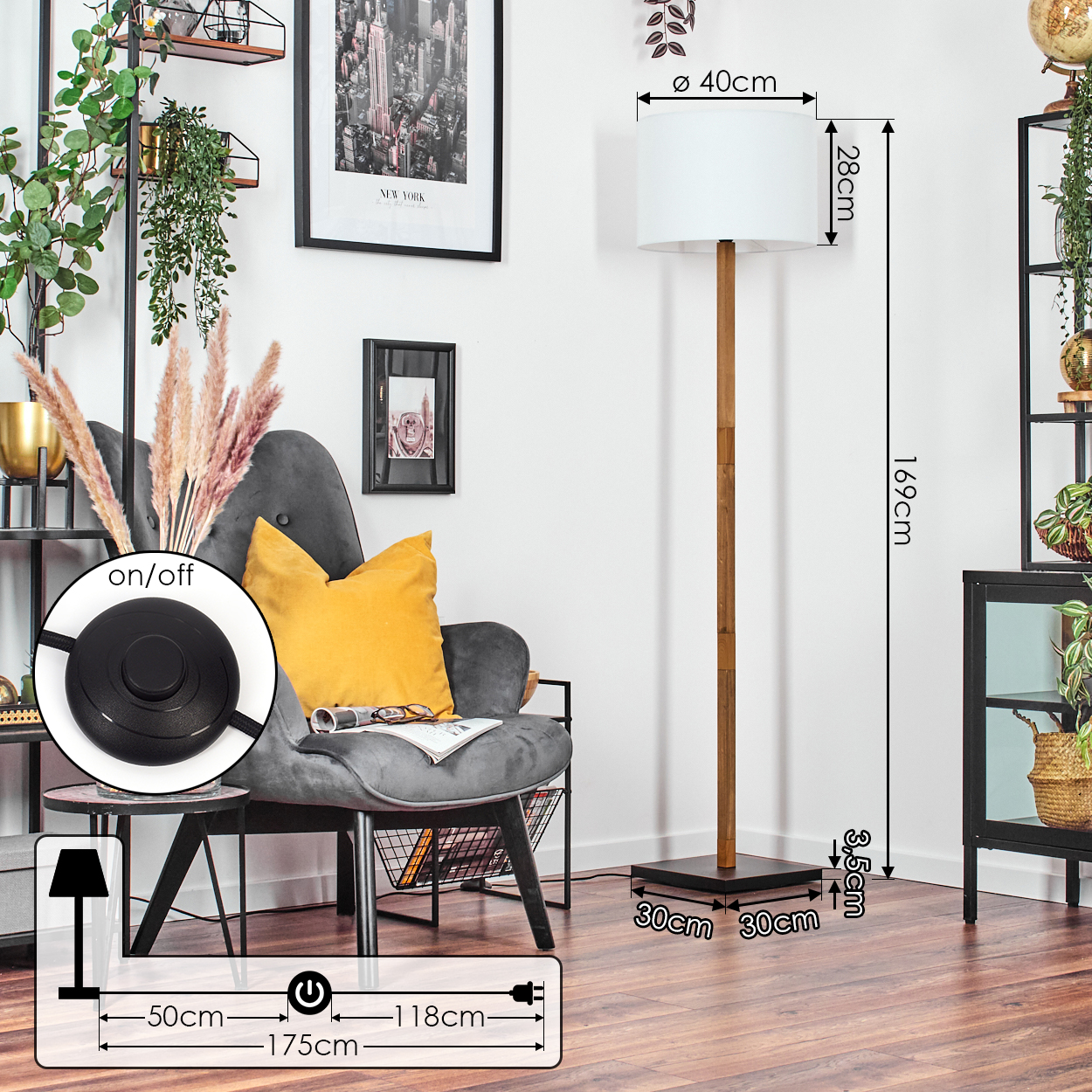 Eine Stehlampe mit weißem Schirm und Holzstange steht neben einem grauen Sessel mit gelbem Kissen. Pflanzen und Dekoration umgeben alles.